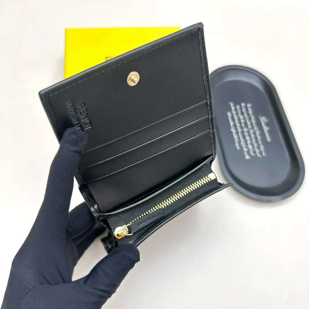 📢📢📢p90 芬迪 8351 💞颜色:黑色 黑棕 大象灰 棕色 💞尺寸: 11*9*2.5 💞说明: Fendi专柜最新款火爆登场!采用进口小牛皮,做工精致, 媲美专柜!多功能小钱包,超级实用!💥