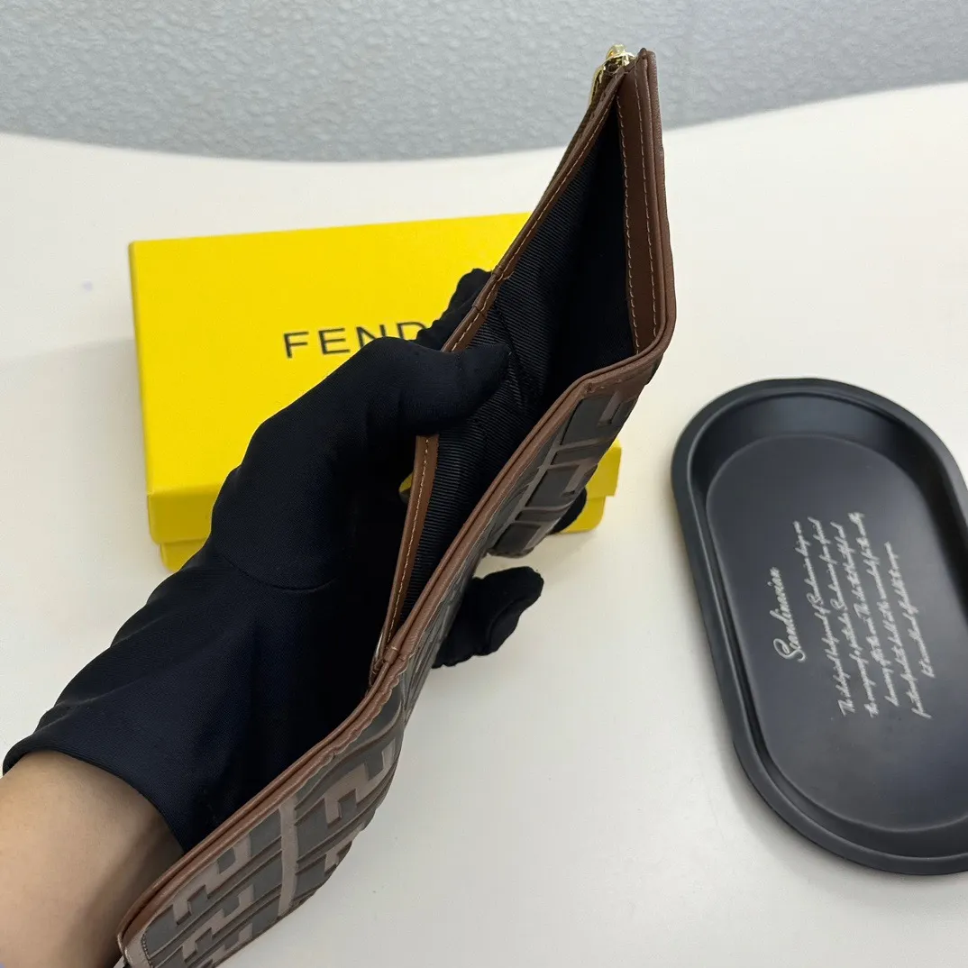 p90🎀芬迪 8013🎀颜色 黑色 黑棕🎀尺寸 10*8.5*2.5 🎀Fendi专柜火爆登场!采用进口小牛皮,做工精致, 媲美专柜!多功能小钱包,超级实用!