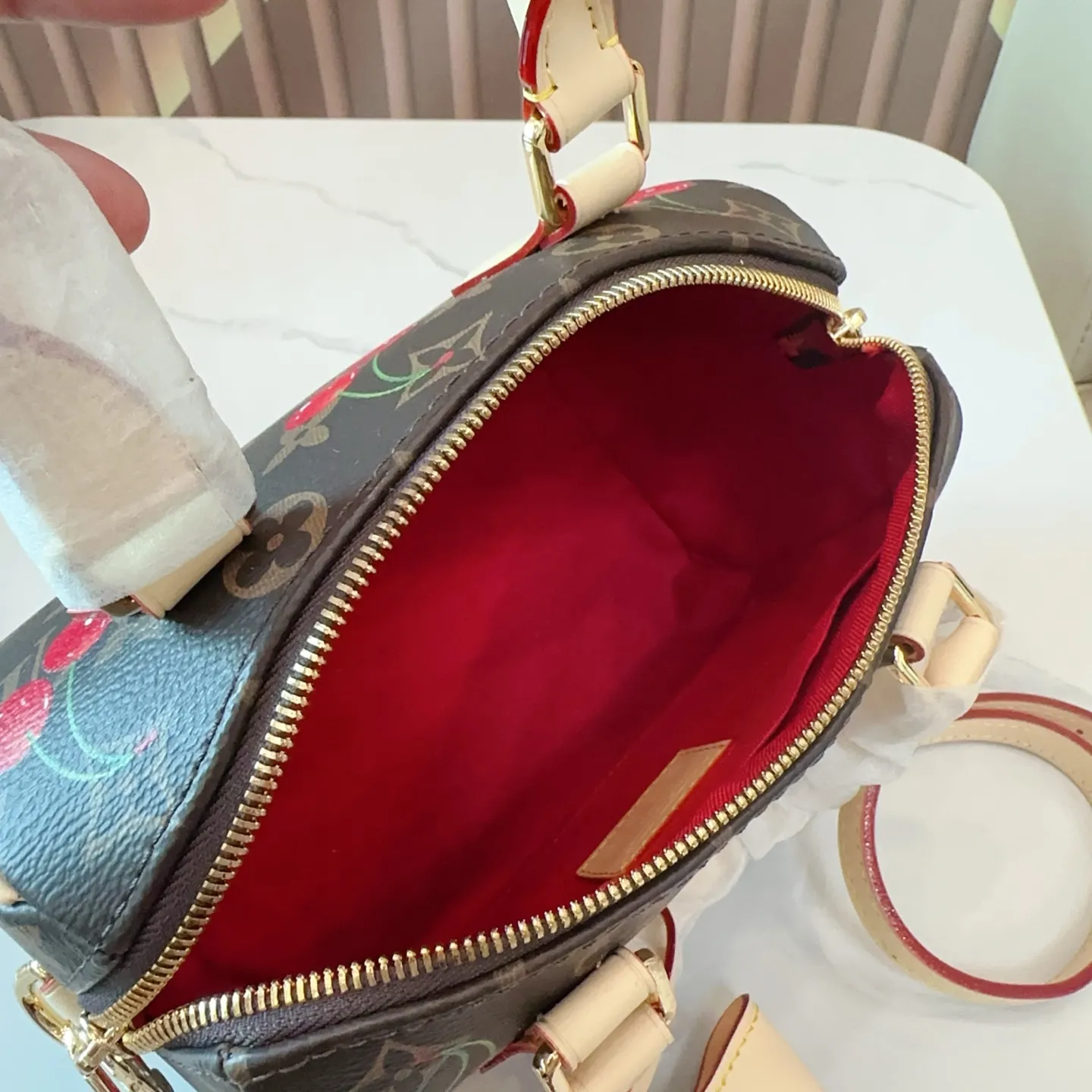 p135 配礼盒🎁. LV Speedy20枕头包 新款speedy20，宝藏尺寸，因为20的尺寸不大也不小，容量也特别 对于嫌弃speedy25太大，nano16cm 又太小的姐妹们，20的尺寸刚刚好哦。 Speedy 系列一直是专柜最热、 最难抢的款, speedy20除了尺寸改动外，最大的改变就是把以往的植鞣革肩带换成了比较宽一点的帆布刺绣logo肩带，而且是可调整肩带，肩带的款式挺现代的，给人的感觉就是非常的年轻活泼，配上这个包，整体的风格就很休闲。尺寸20*11*14cm bz