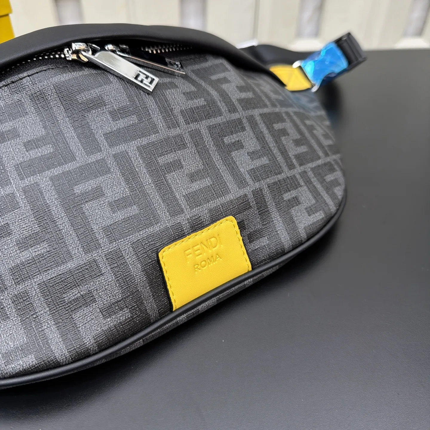 P105 Fendi 芬迪 印花腰包 斜挎胸包 经典百搭 实物拍摄 配送防尘袋 礼盒 30 x 17 cm。