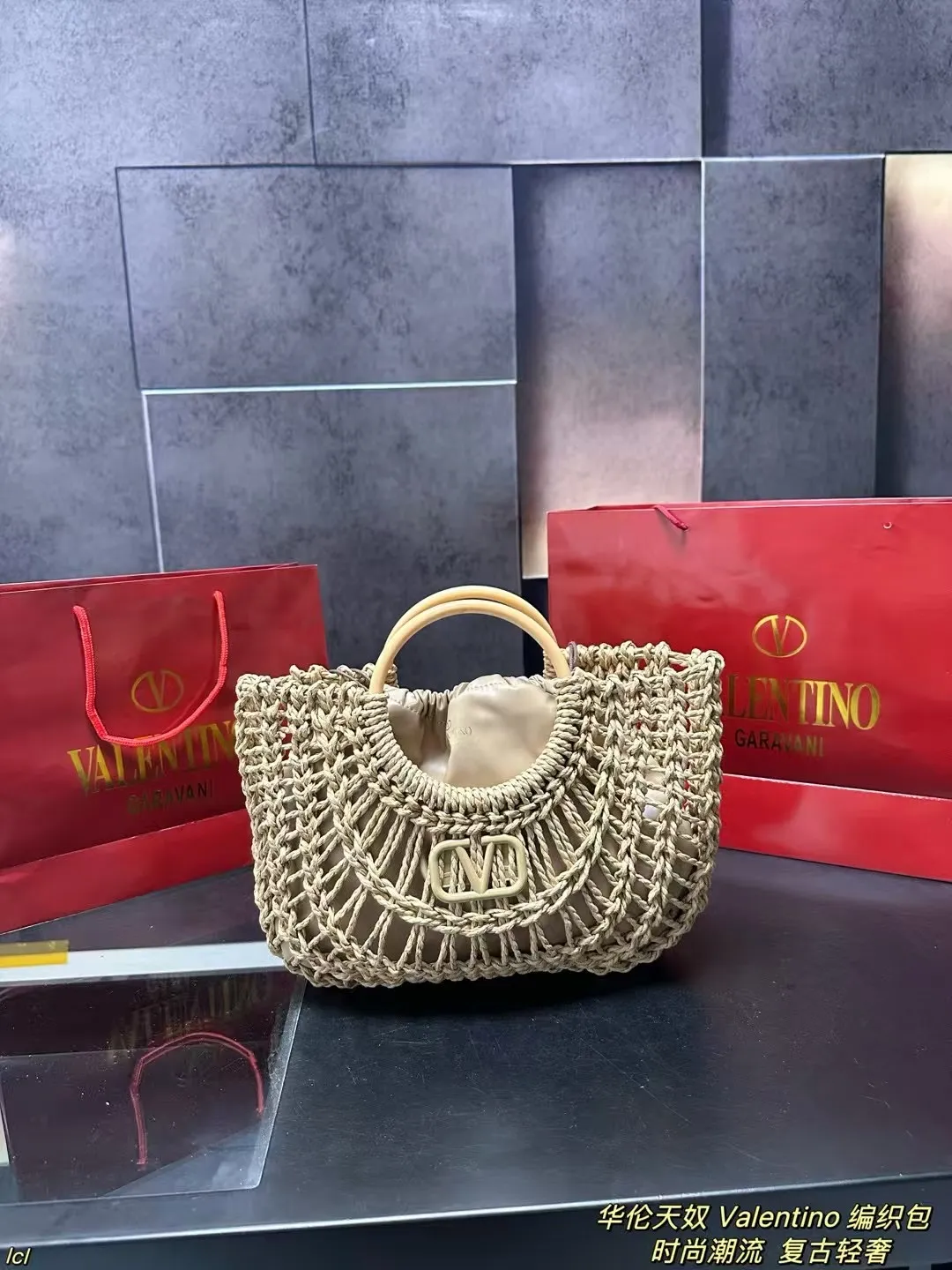 P135配盒 华伦天奴 Valentino 编织包 Valentino华伦天奴Loco绝美仙女必备也太好看了叭手提单肩包解锁时尚魅力 可盐可甜整条街最靓的女孩 时尚减龄又轻便，大大的华伦天奴logo，时尚大气，喜欢的集美们抓紧入手吧！ 尺寸：32*24cm