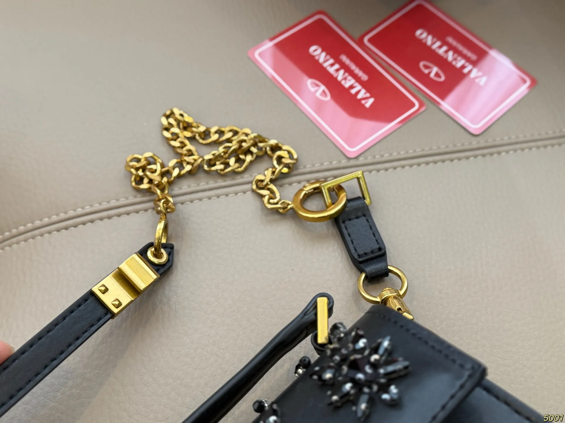 &yen;230折叠盒 华伦天奴Valentino星钻版手提包 简约的包身廓形解锁时尚魅力 可盐可甜 让你成为整条街最靓的女孩 很百搭哦 yyds 尺寸：18 14