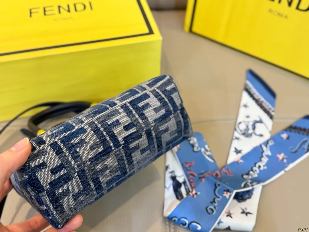 &yen;145折叠盒 芬迪枕头包Mini By The Way系列 fendi小身材大容量 小小只巨可爱 可手提可斜挎 上身可甜可盐！ 尺寸17 12