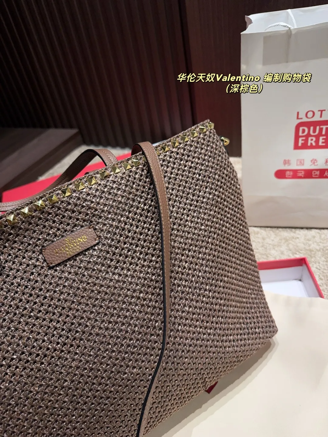 p170配盒⚠️尺寸45.28 华伦天奴Valentino 编制购物袋 俏皮超个性谁背谁好看 掩饰不住的洋气 精致走线 拼色很有特点 巨百搭可随心日常搭配 休闲俏皮同时又带着一点o名媛范 必将成为新年春夏的超级爆款 &hearts;️