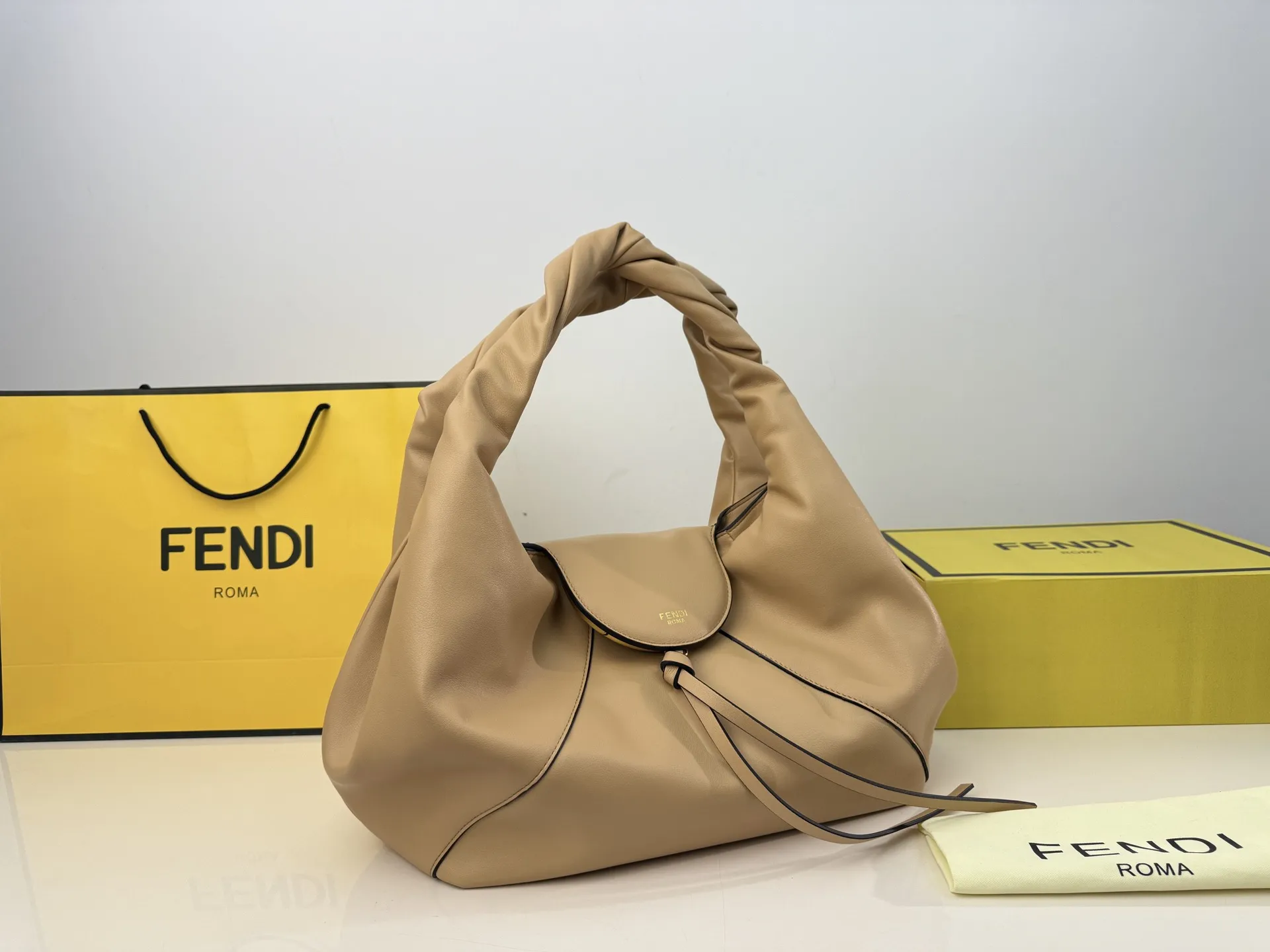 （折叠盒⚠️）p260/p240 芬迪新款包身隐藏的 &ldquo;机关锁&rdquo;开合像解密一样有趣，名字&ldquo;SPY&rdquo;（间谍）由此而来。 包口小口袋低调又充满心机感，像好朋友一样守护着你的秘密 ，更像是一双有智慧的眼睛带你&ldquo;窥探&rdquo;世界 可调节肩带：单肩、斜挎或手拎，适合不同场合。 size：33*27cm（大） size：21*21cm（小）