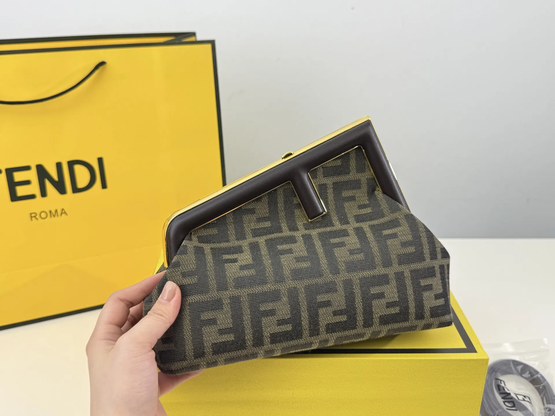 (折叠盒⚠️)p170 First 芬迪的包包越来越好看了,特别是这款,爱不释手!设计颠覆了以往的包包,新款Fendi First的轮廓融入了Fendi首字母F的造型,很特别,简直处处精彩,通勤,晚宴什么都能搭,优雅中带着一丝酷飒,太喜欢!尺寸:22.18