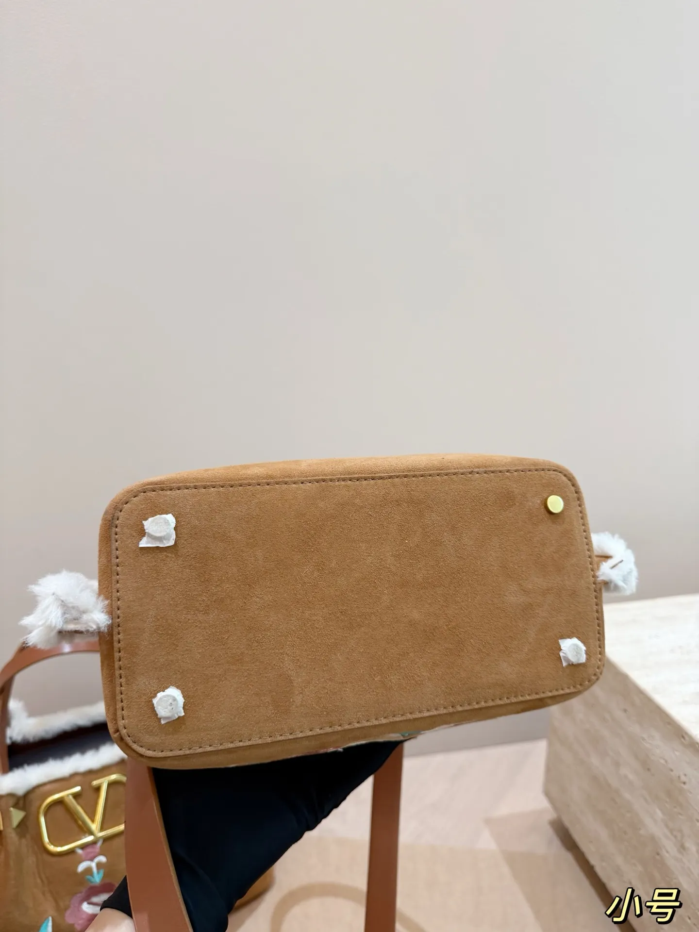 大号P240 无盒⚠️尺寸37*24 小号P235 无盒⚠️尺寸25*19 华伦天奴 Valentino麂皮羊羔毛托特包 魅力无限 释放你的时尚态度 外形独特,有很多可爱的颜色可选,简直是不可错过的时尚单品 不同于帆布包的柔软,背在身上主打一个肆意洒脱的感觉,超有质感,时尚达人超爱