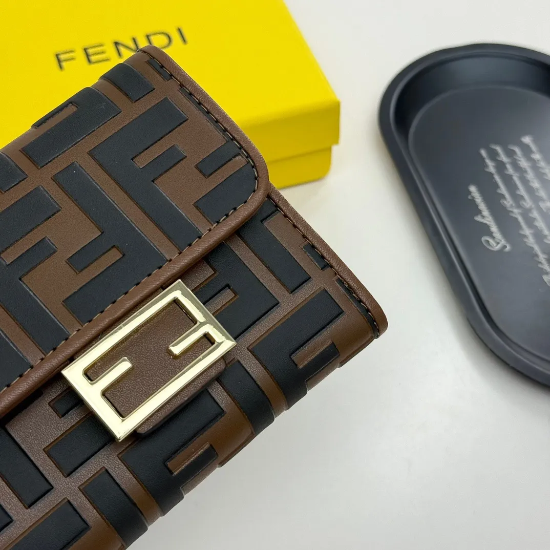 p90🎀芬迪 8013🎀颜色 黑色 黑棕🎀尺寸 10*8.5*2.5 🎀Fendi专柜火爆登场！采用进口小牛皮，做工精致， 媲美专柜！多功能小钱包，超级实用！