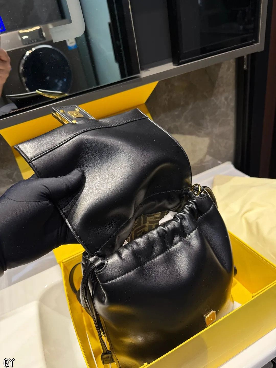 ❤️p175(折叠礼盒)❤️ Fendi老花双肩包 经典复古又时髦一眼沦陷容量超级能装 通勤出游都合适不管是搭配大衣还是休闲装都能轻松打造时髦造型 尺寸24×24