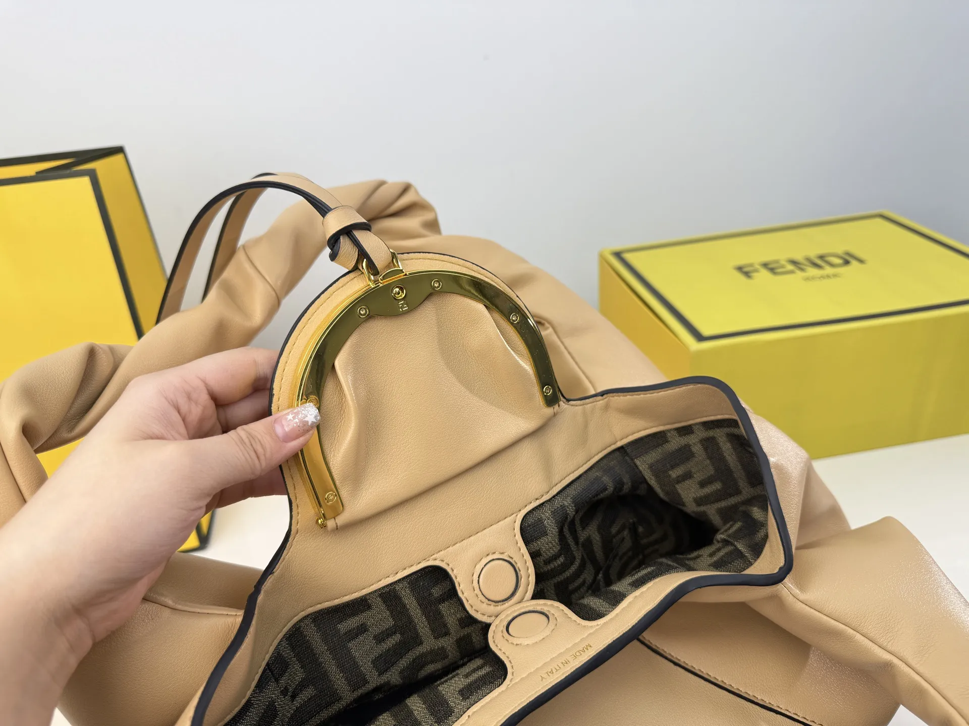 (折叠盒⚠️)p260/p240 芬迪新款包身隐藏的 “机关锁”开合像解密一样有趣,名字“SPY”(间谍)由此而来。 包口小口袋低调又充满心机感,像好朋友一样守护着你的秘密 ,更像是一双有智慧的眼睛带你“窥探”世界 可调节肩带:单肩、斜挎或手拎,适合不同场合。 size:33*27cm(大) size:21*21cm(小)