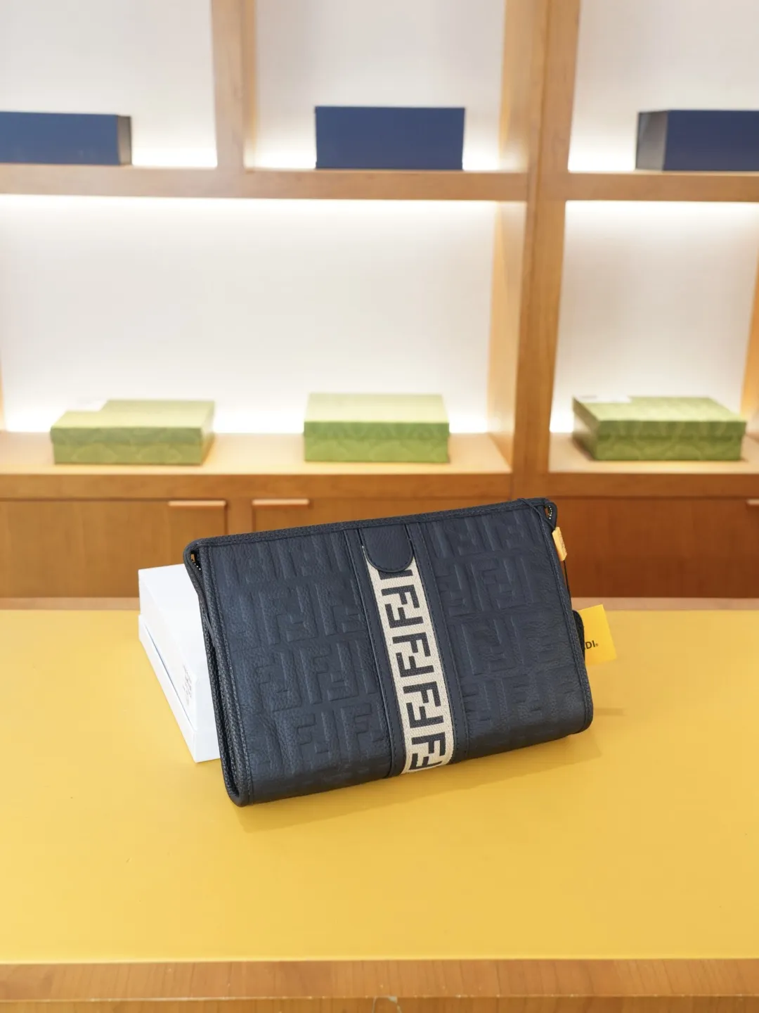 P115 🇮🇹 FENDI 芬迪 官网同步 高版本 手拿包 全球轰抢单品 原单牛皮制作 质感超好 日常出门经典百搭 一眼万年的款 非市面普通货 贸易公司订单货 配全套包装礼品盒装等.. 【规格：28x19x6】