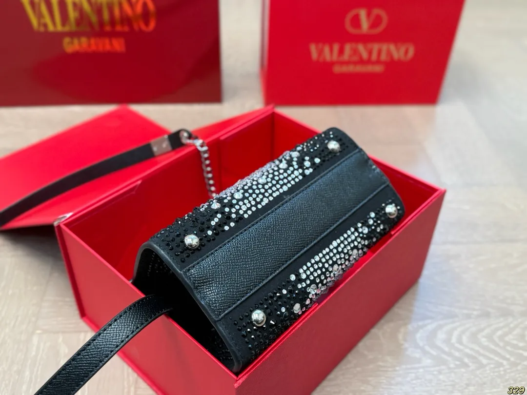 ¥170折叠盒 华伦天奴Valentino星钻版手提包 简约的包身廓形解锁时尚魅力 可盐可甜 让你成为整条街最靓的女孩 很百搭哦 yyds 尺寸:18 14