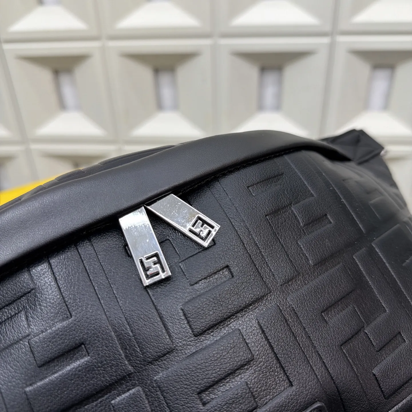 P105 Fendi 芬迪 印花腰包 斜挎胸包 经典百搭 实物拍摄 配送防尘袋 礼盒 30 x 17 cm。