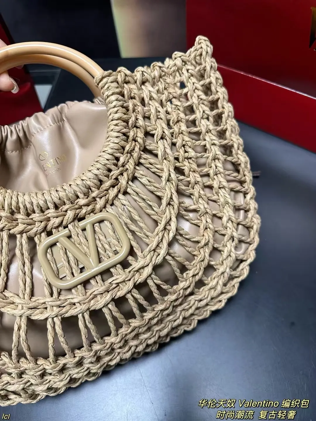 P135配盒 华伦天奴 Valentino 编织包 Valentino华伦天奴Loco绝美仙女必备也太好看了叭手提单肩包解锁时尚魅力 可盐可甜整条街最靓的女孩 时尚减龄又轻便，大大的华伦天奴logo，时尚大气，喜欢的集美们抓紧入手吧！ 尺寸：32*24cm