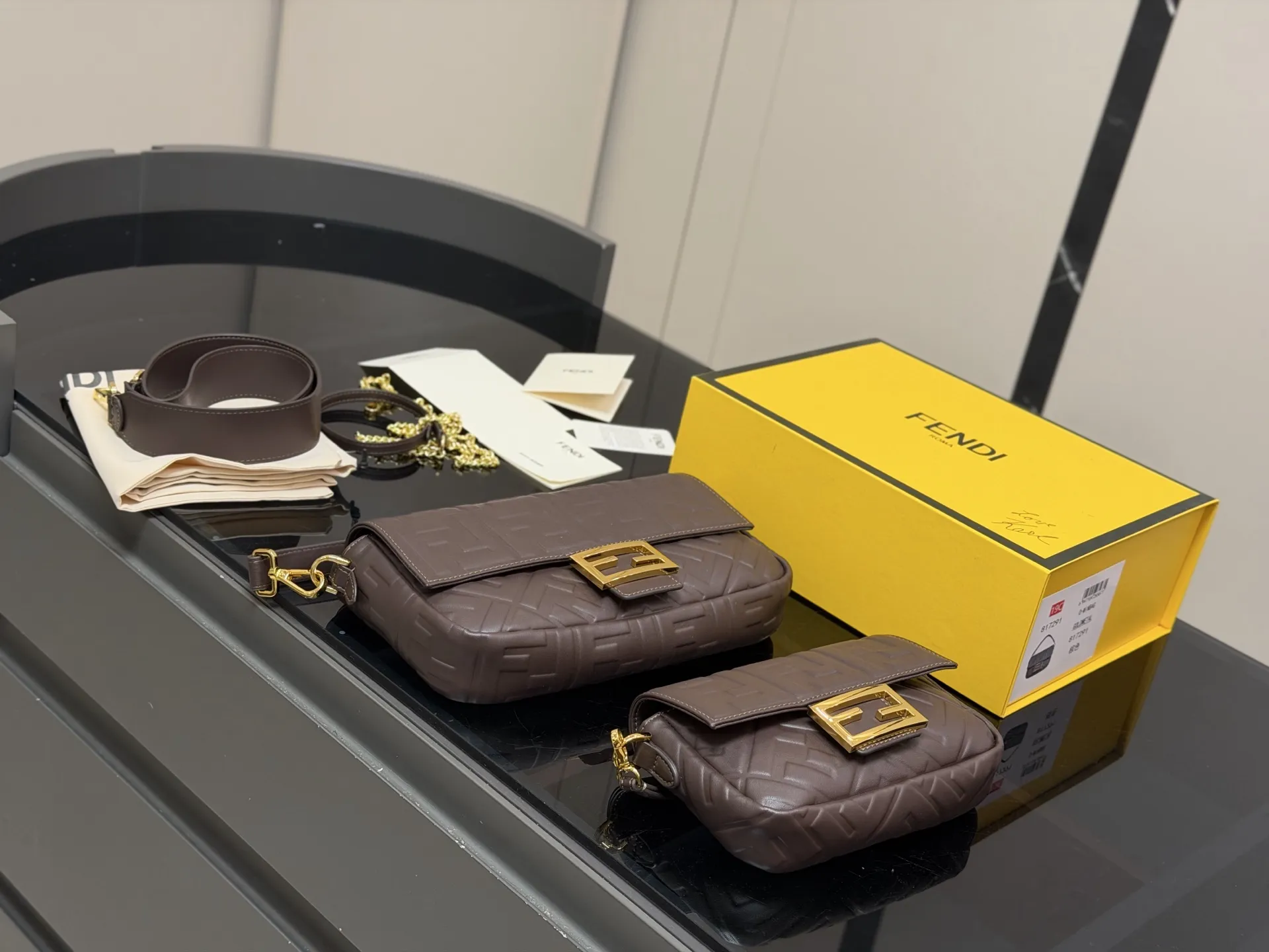 ¥190 ¥180 配折叠盒(升级版) size:25*15cm 18*10cm Fendi芬迪法棍包 (Baguette) 单肩、斜跨都不是问题, 有种慵慵懒懒的街头!! ⚠️牛皮品质