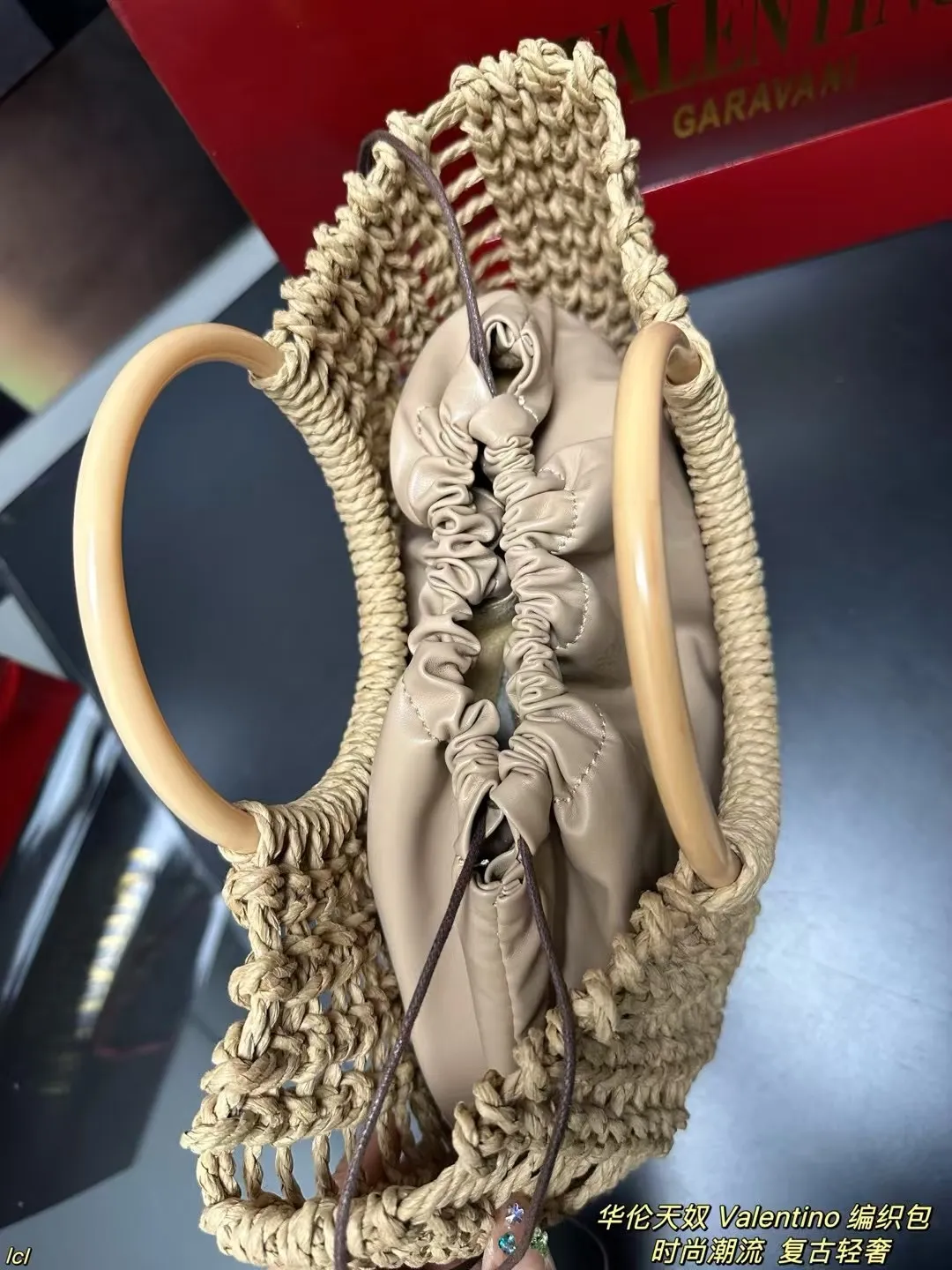 P135配盒 华伦天奴 Valentino 编织包 Valentino华伦天奴Loco绝美仙女必备也太好看了叭手提单肩包解锁时尚魅力 可盐可甜整条街最靓的女孩 时尚减龄又轻便,大大的华伦天奴logo,时尚大气,喜欢的集美们抓紧入手吧! 尺寸:32*24cm