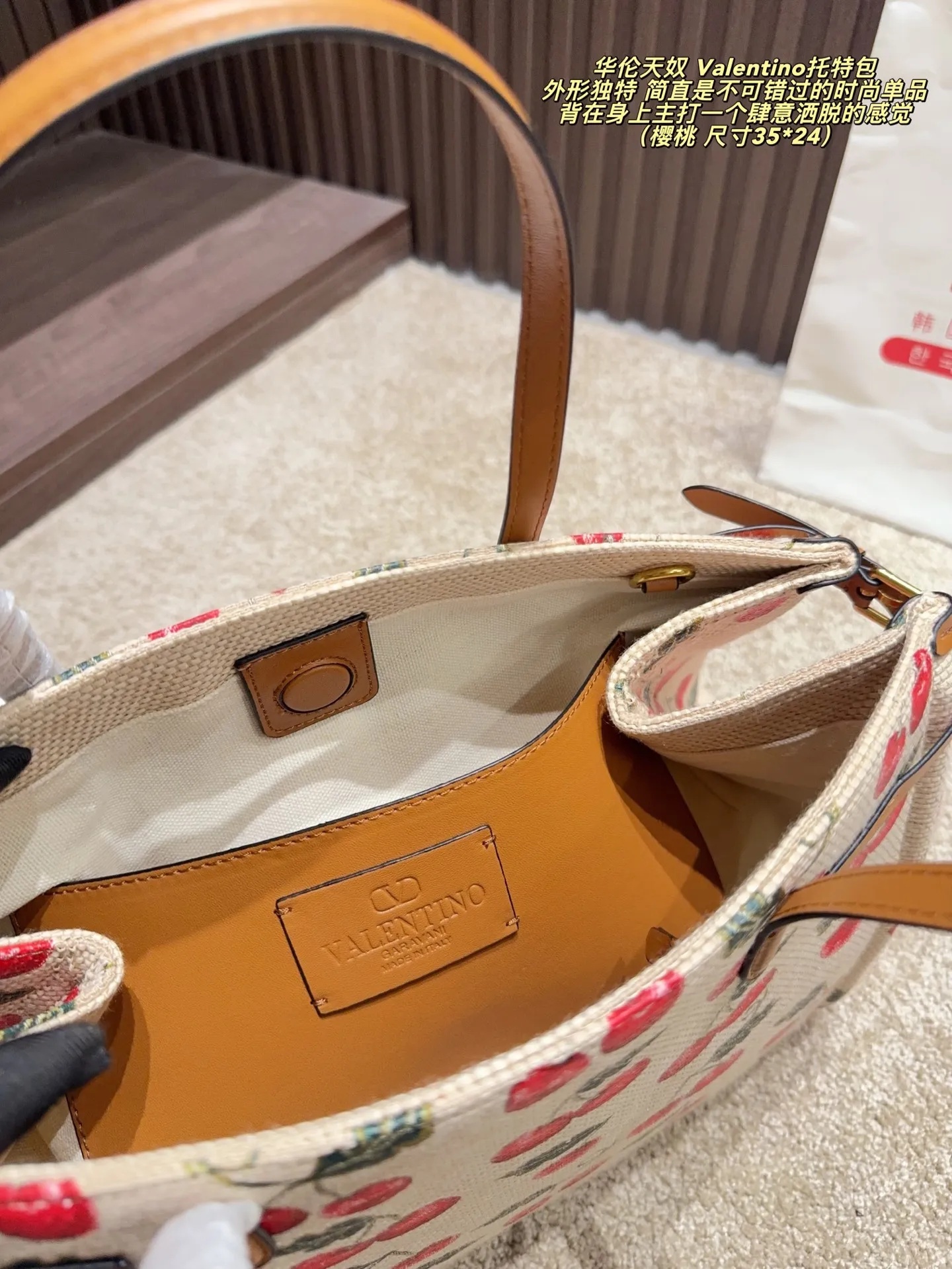 樱桃 p240 无盒⚠️尺寸35*24 p210 无盒⚠️尺寸35*24 华伦天奴 Valentino托特包 魅力无限 释放你的时尚态度 外形独特，有很多可爱的颜色可选，简直是不可错过的时尚单品 不同于帆布包的柔软，背在身上主打一个肆意洒脱的感觉，超有质感，时尚达人超爱