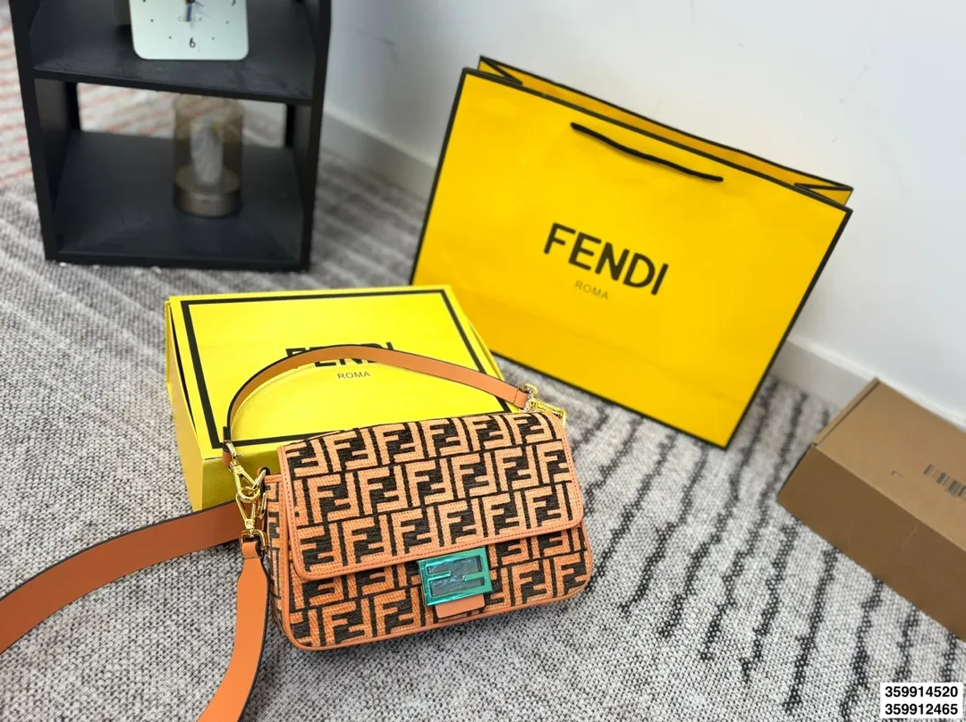 p170 p165配折叠盒 size：27.17/20.13 Fendi芬迪法棍包 （Baguette) 单肩、斜跨都不是问题， 有种慵慵懒懒的街头！！