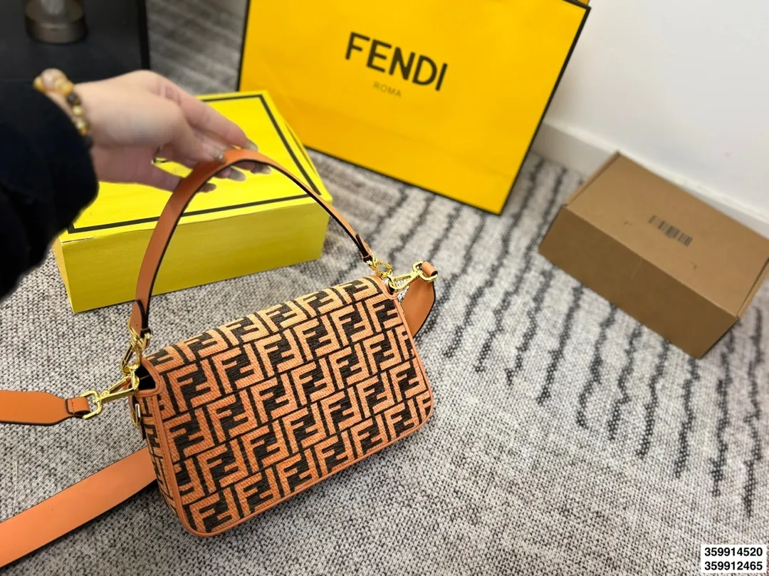 p170 p165配折叠盒 size：27.17/20.13 Fendi芬迪法棍包 （Baguette) 单肩、斜跨都不是问题， 有种慵慵懒懒的街头！！