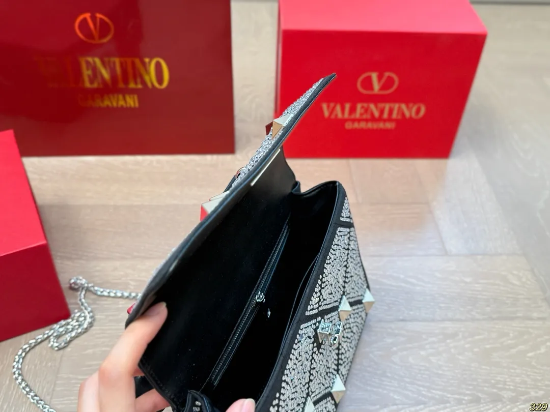 &yen;210折叠盒 华伦天奴Valentino星钻版手提包 简约的包身廓形解锁时尚魅力 可盐可甜 让你成为整条街最靓的女孩 很百搭哦 yyds 尺寸：24 16
