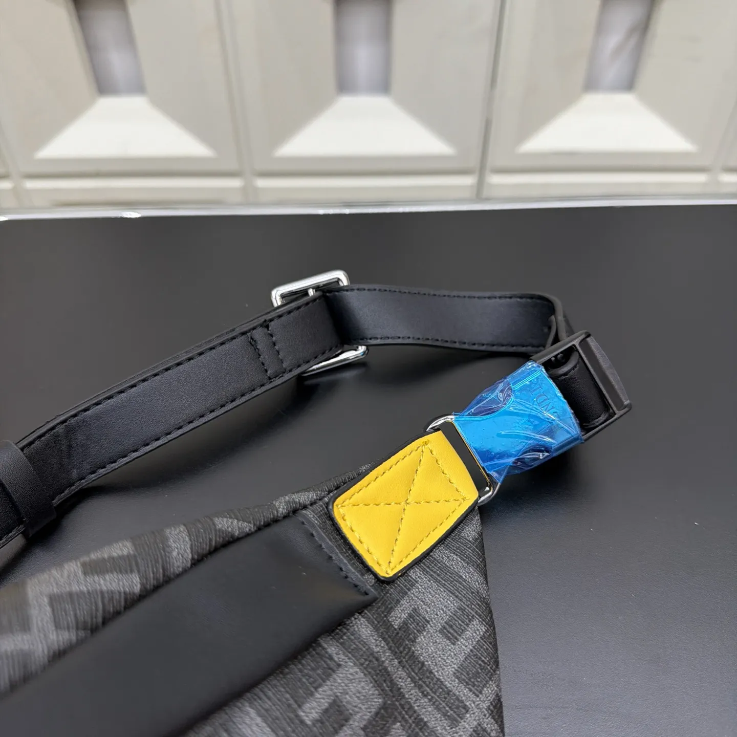 P105 Fendi 芬迪 印花腰包 斜挎胸包 经典百搭 实物拍摄 配送防尘袋 礼盒 30 x 17 cm。