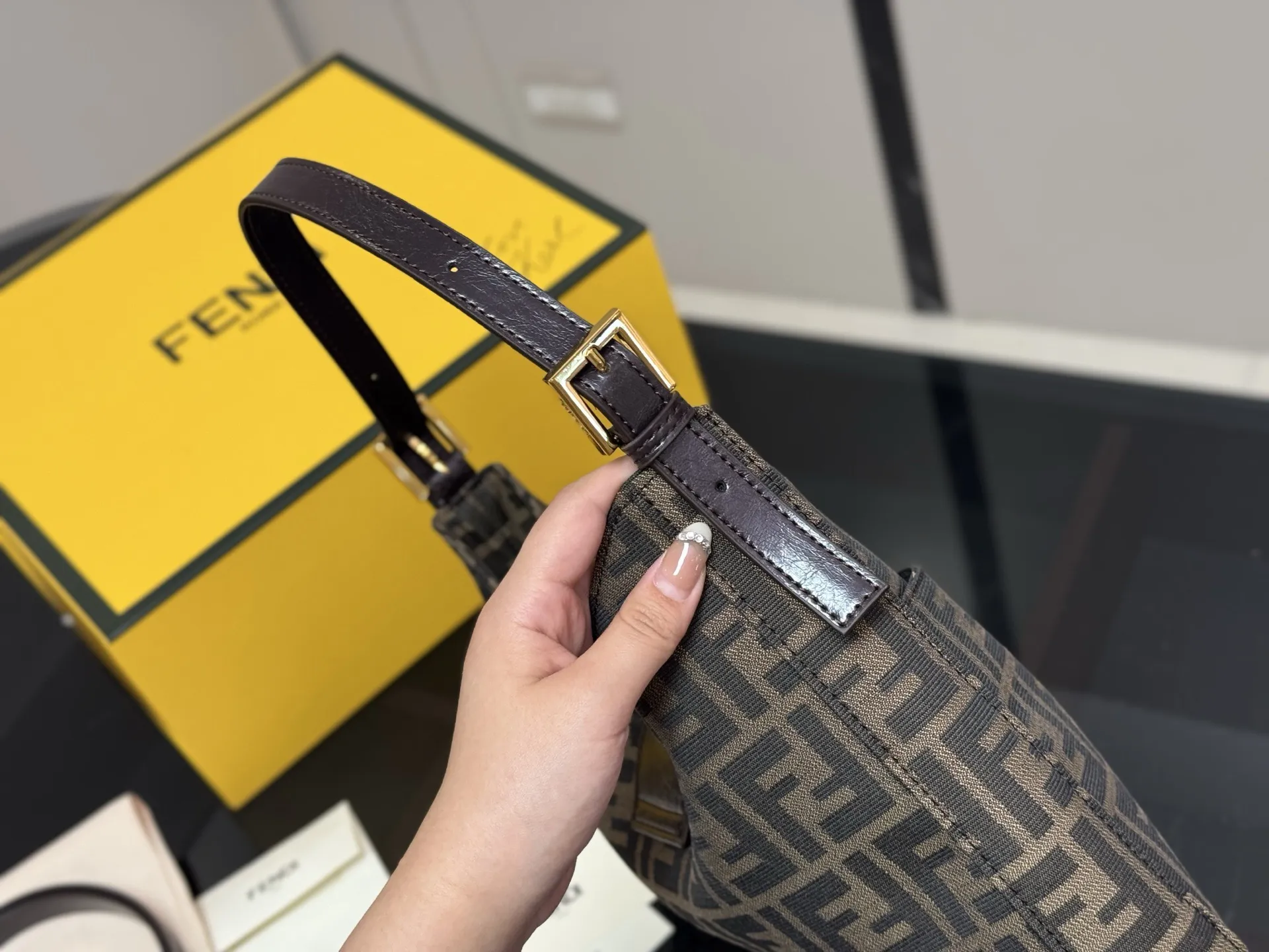 ¥170 配折叠盒 Fendi zucca 老花牛角包 芬迪牛角包真的好看又好背 万年经典 硬版布面 包身挺括 size :30.24cm