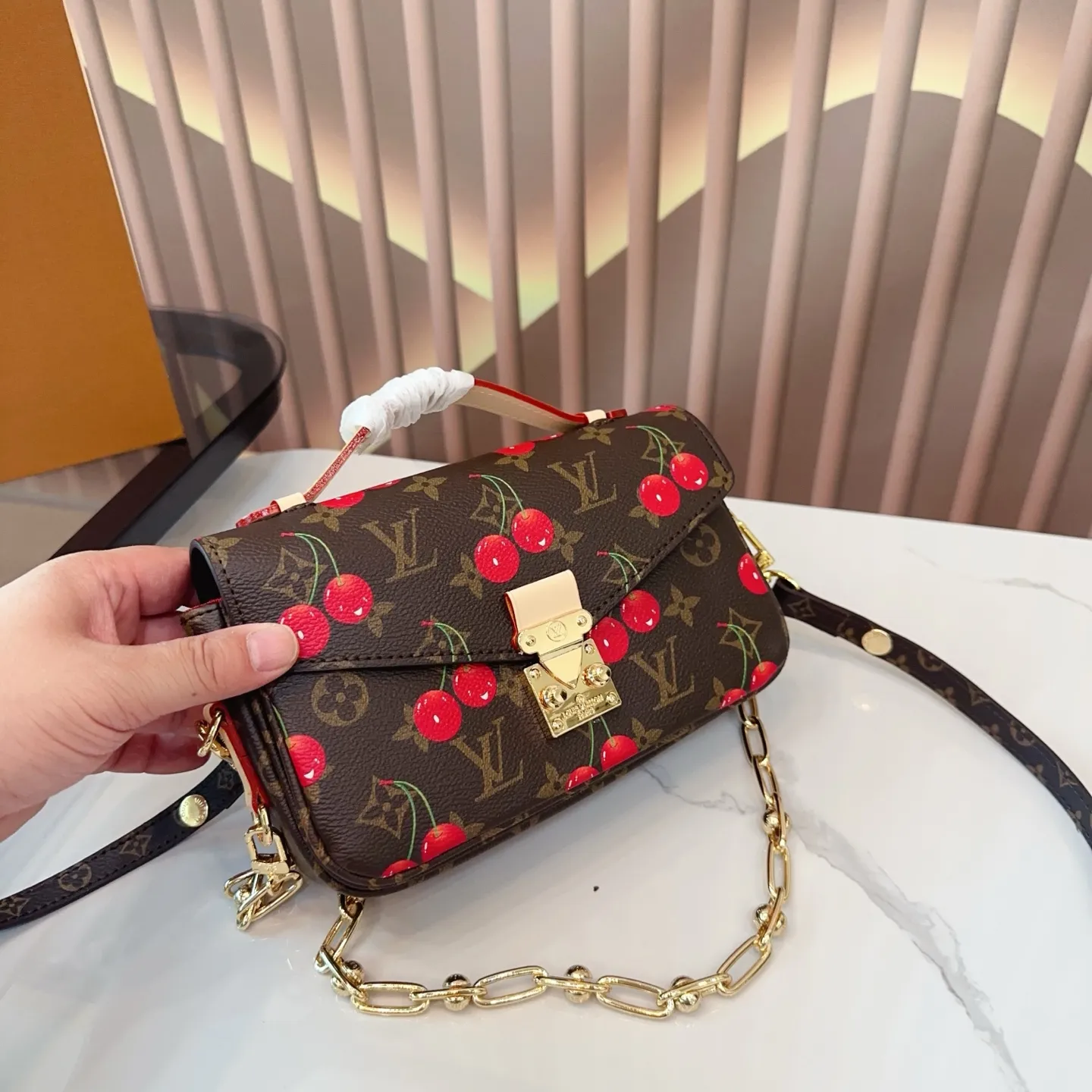 P150 折叠盒🎁 size:21*13cm LV 小邮差包 Pochette EW 村上隆联名樱桃 太爱了村上隆联名小樱桃系列最近老了~~连欧阳娜娜都在背 这款樱桃邮差包很适合夏天搭配白色包身上面樱桃点缀®色俏皮又可爱 容量嘎嘎能装!bz
