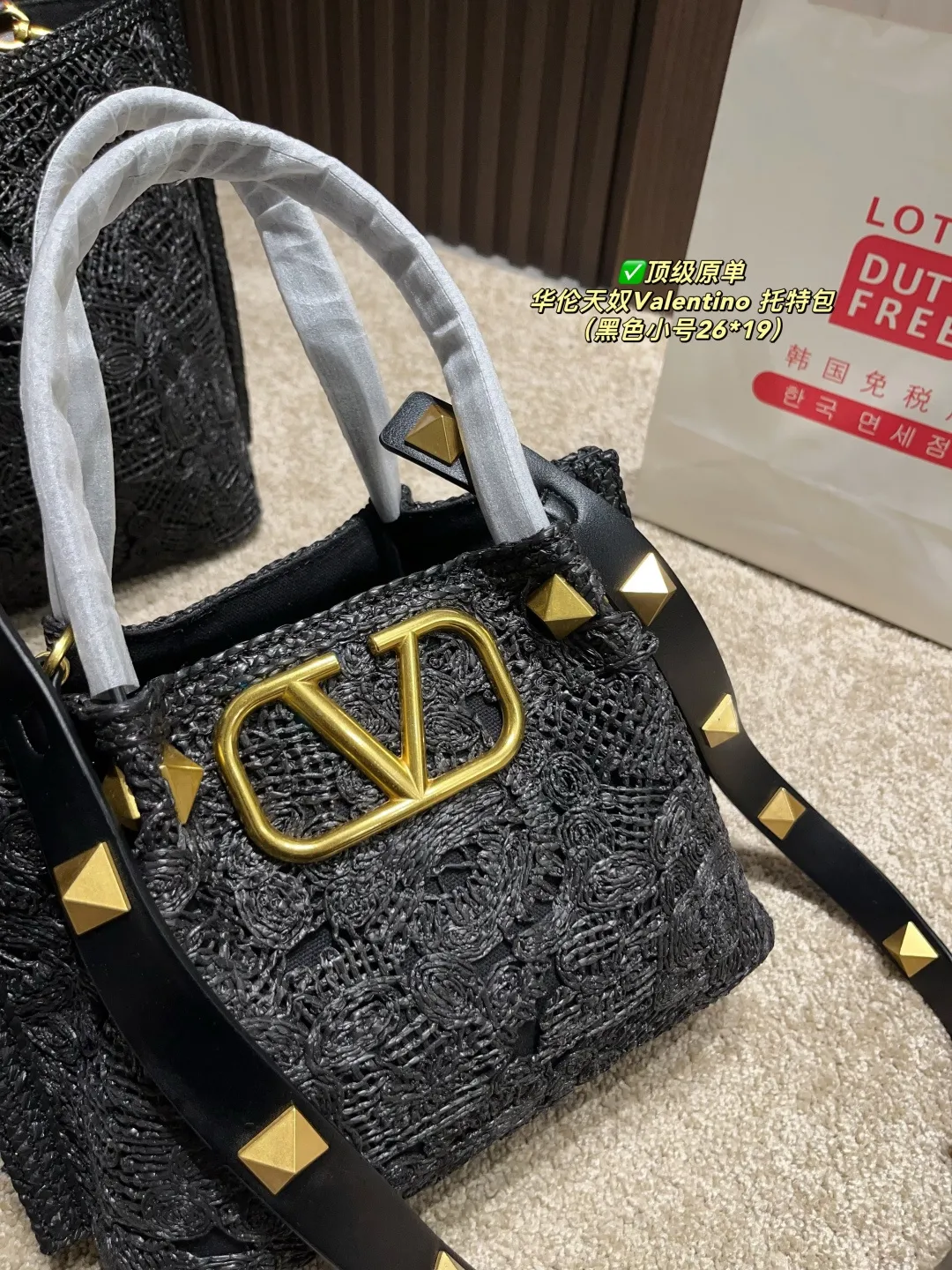 ✅顶级原单 大号p340⚠️尺寸37.27 小号p300⚠️尺寸26.19 华伦天奴Valentino 托特包 托特包采用定制重工刺绣材质打造,交织形成的空隙营造出清透质感,点缀杏色皮革手柄、肩带,可手拎可肩背!高级时尚感十足,是这个夏日的首选