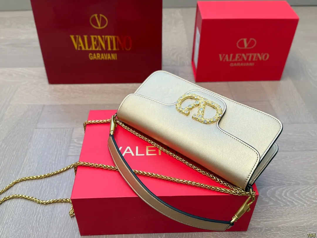 大号&yen;155折叠盒 华伦天奴 Valentino Loco单肩包 高级感溢出来啦 这颜值上身很百搭的呦 怎么背都没压力 哪个女孩子能拒绝得了这么好看的美包啦 尺寸：大号28 13