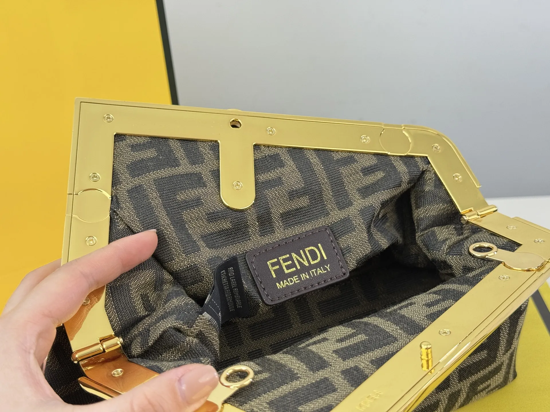 (折叠盒⚠️)p170 First 芬迪的包包越来越好看了,特别是这款,爱不释手!设计颠覆了以往的包包,新款Fendi First的轮廓融入了Fendi首字母F的造型,很特别,简直处处精彩,通勤,晚宴什么都能搭,优雅中带着一丝酷飒,太喜欢!尺寸:22.18
