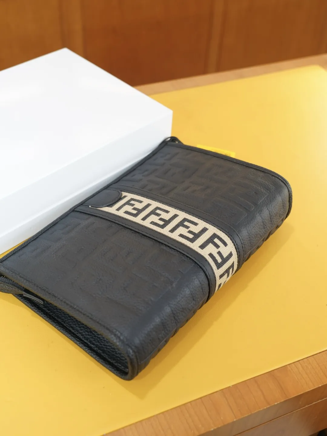 P115 🇮🇹 FENDI 芬迪 官网同步 高版本 手拿包 全球轰抢单品 原单牛皮制作 质感超好 日常出门经典百搭 一眼万年的款 非市面普通货 贸易公司订单货 配全套包装礼品盒装等.. 【规格：28x19x6】