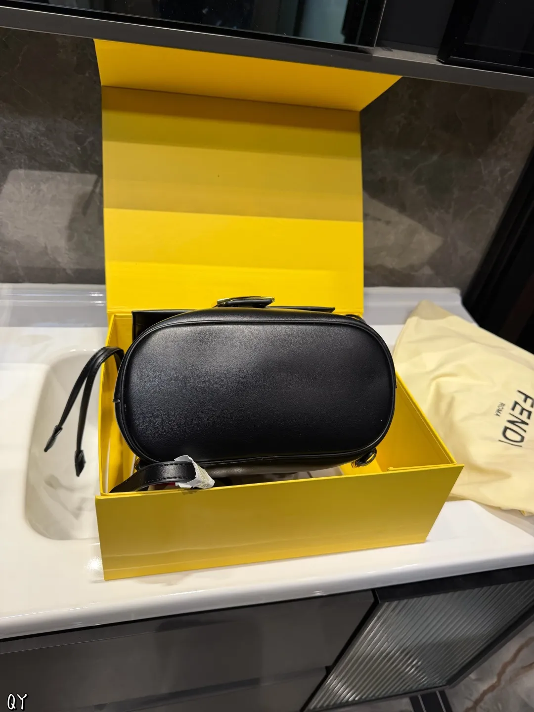 ❤️p175（折叠礼盒）❤️ Fendi老花双肩包 经典复古又时髦一眼沦陷容量超级能装 通勤出游都合适不管是搭配大衣还是休闲装都能轻松打造时髦造型 尺寸24&times;24