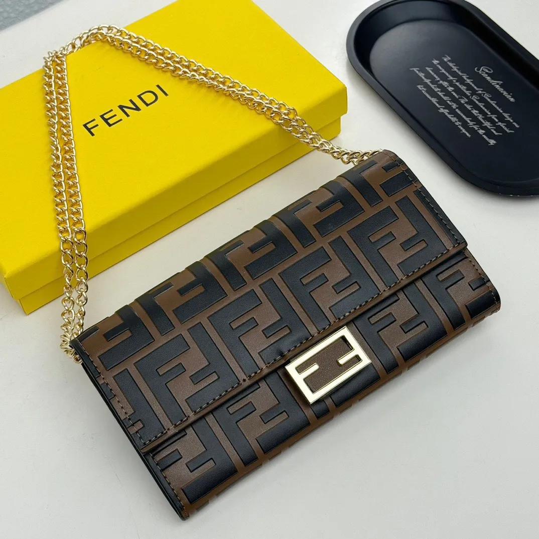 P105🎀Fendi 621666🎀颜色 黑色 黑棕色🎀尺寸 19*10.5*3.5 🎀Fendi 专柜同步，可肩背专柜品质顶级进口牛皮 海外订制钥匙扣五金 做工油边精湛