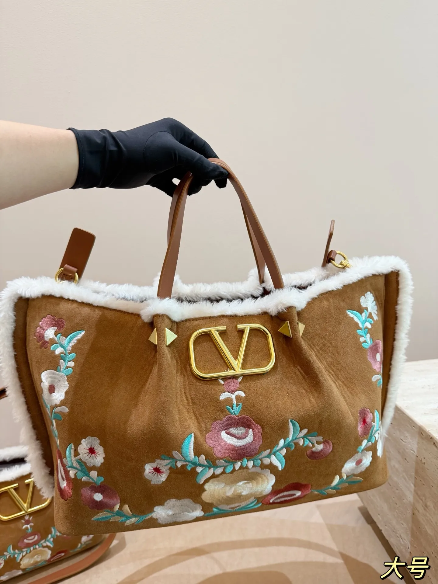 大号P240 无盒⚠️尺寸37*24 小号P235 无盒⚠️尺寸25*19 华伦天奴 Valentino麂皮羊羔毛托特包 魅力无限 释放你的时尚态度 外形独特，有很多可爱的颜色可选，简直是不可错过的时尚单品 不同于帆布包的柔软，背在身上主打一个肆意洒脱的感觉，超有质感，时尚达人超爱