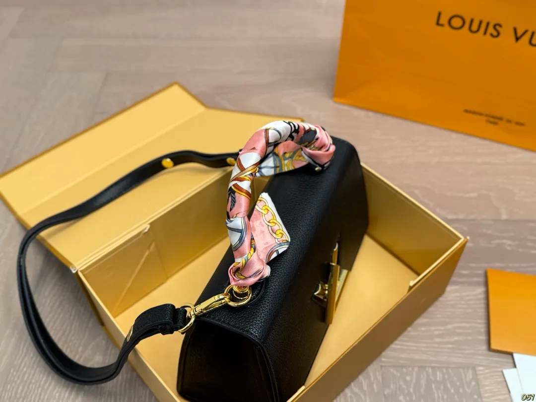 &yen;150折叠盒 LV翻盖斜挎包Twist 气场强大又百搭大气的包包 抓住夏日阳光☀️ 时髦又有活力感～ 尺寸25 16