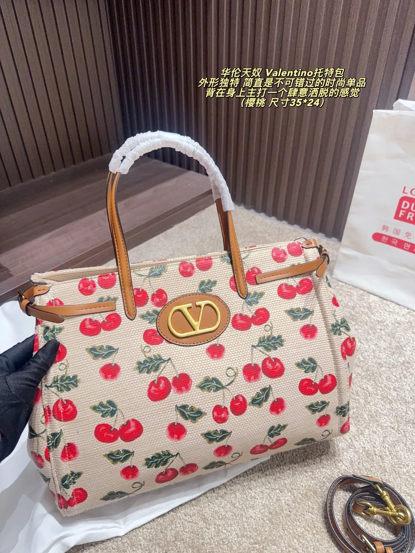 樱桃 p240 无盒⚠️尺寸35*24 p210 无盒⚠️尺寸35*24 华伦天奴 Valentino托特包 魅力无限 释放你的时尚态度 外形独特，有很多可爱的颜色可选，简直是不可错过的时尚单品 不同于帆布包的柔软，背在身上主打一个肆意洒脱的感觉，超有质感，时尚达人超爱