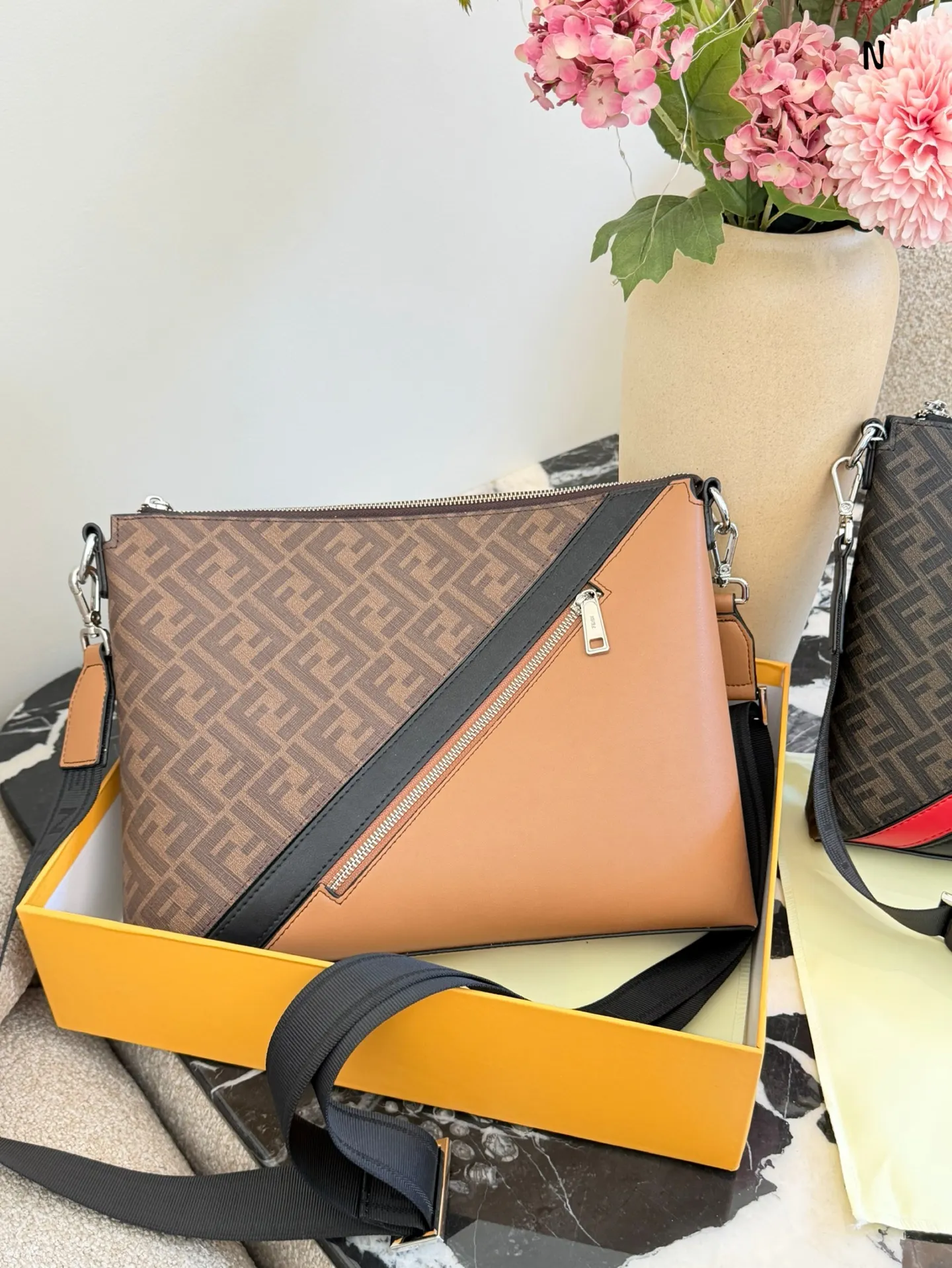 p160 Fendi老花FF 拼皮斜挎邮差包 🔥肩带可以拆 Fendi老花FF 拼皮斜挎邮差包 🔥肩带可以拆卸 做手包 尺寸35 25 内有隔层 轻便实用 男女同款 上身时尚 炫酷 🔥全新 肩带 卡 尘袋 齐全30cm