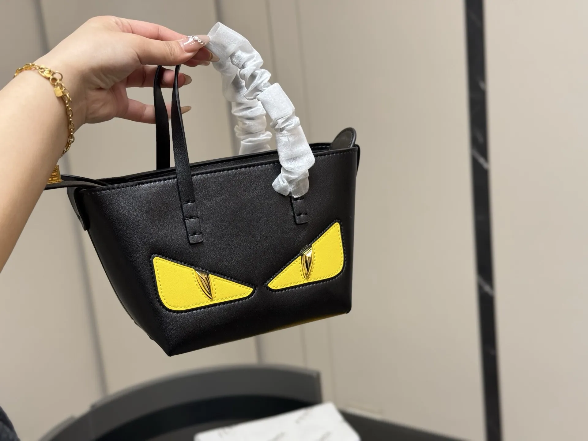 &yen;170 配折叠盒 芬迪 FENDI 怪兽菜篮子 简约大气风格 更加轻盈 可轻松驾驭各种风格 是每个酷酷女孩必入款 尺寸:16.13cm