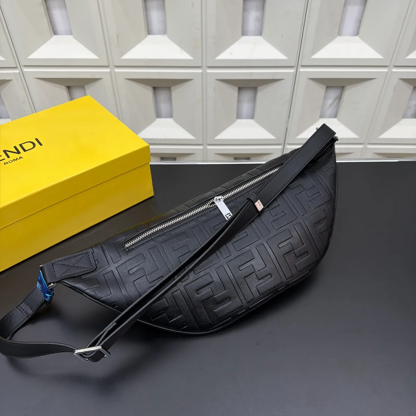 P105 Fendi 芬迪 印花腰包 斜挎胸包 经典百搭 实物拍摄 配送防尘袋 礼盒 30 x 17 cm。