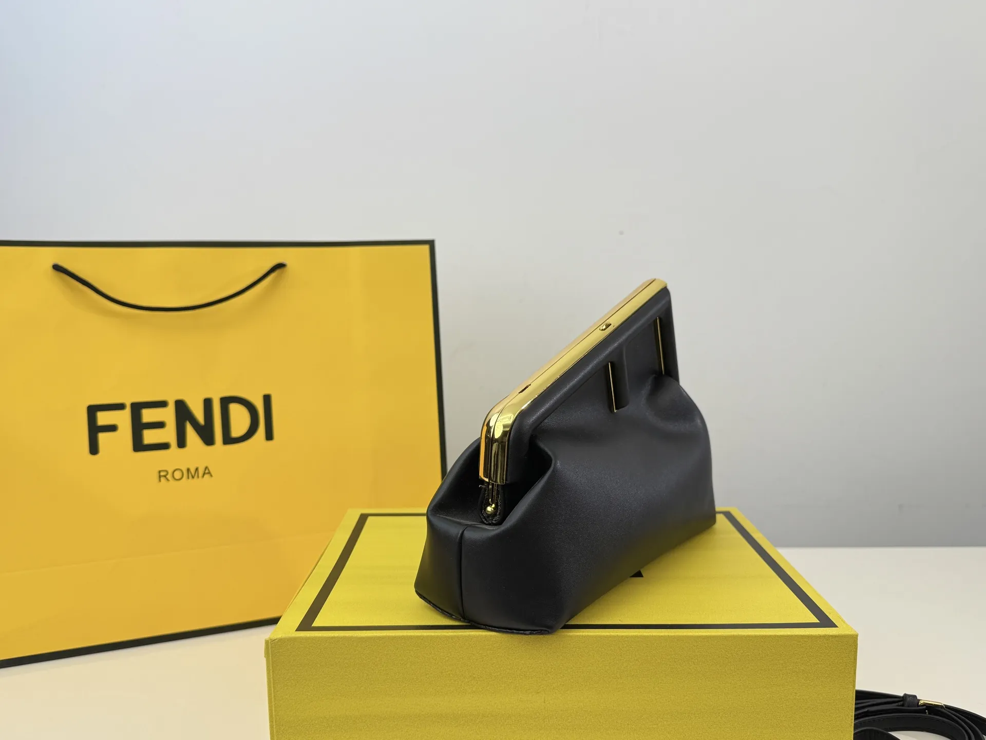 (折叠盒⚠️)p170 First 芬迪的包包越来越好看了,特别是这款,爱不释手!设计颠覆了以往的包包,新款Fendi First的轮廓融入了Fendi首字母F的造型,很特别,简直处处精彩,通勤,晚宴什么都能搭,优雅中带着一丝酷飒,太喜欢!尺寸:22.18