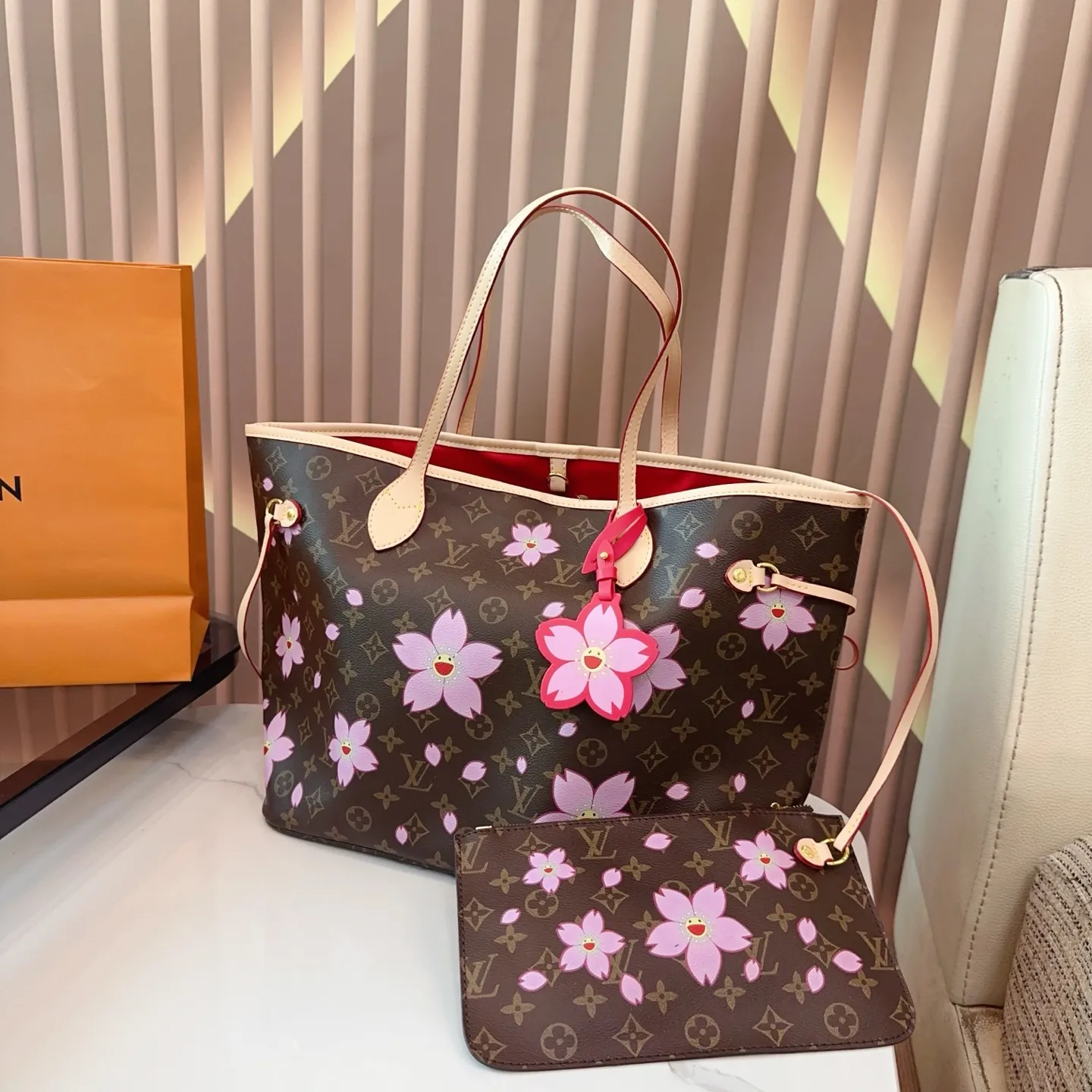 p145 lv&村上隆联名系列 neverfull超级酷太爱啦 购物袋届的天花板 被它的颜值惊艳到啦 简约大气 时髦感十足 尺寸32 29。bd