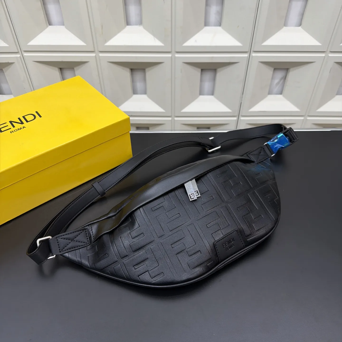 P105 Fendi 芬迪 印花腰包 斜挎胸包 经典百搭 实物拍摄 配送防尘袋 礼盒 30 x 17 cm。