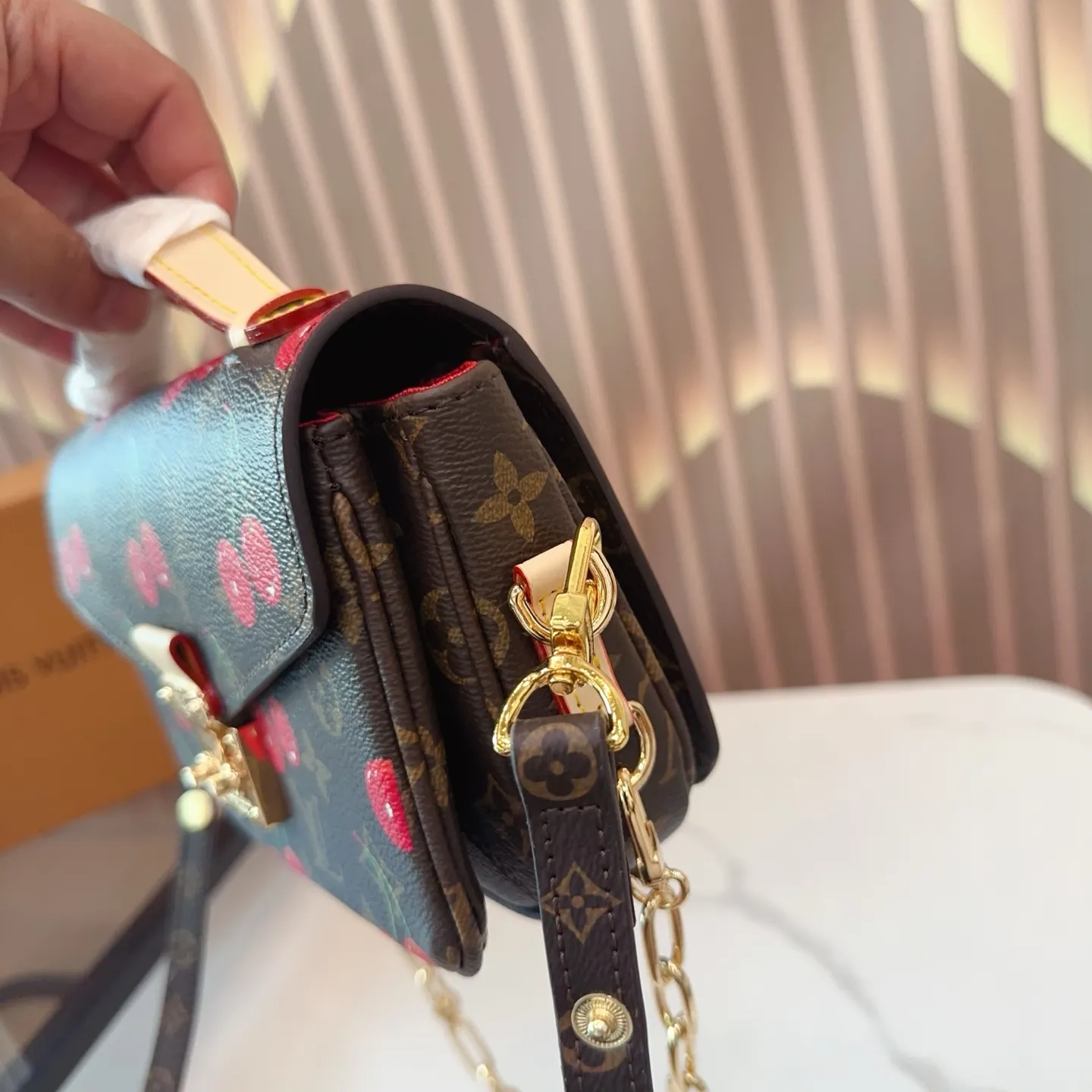 P150 折叠盒🎁 size:21*13cm LV 小邮差包 Pochette EW 村上隆联名樱桃 太爱了村上隆联名小樱桃系列最近老了~~连欧阳娜娜都在背 这款樱桃邮差包很适合夏天搭配白色包身上面樱桃点缀®色俏皮又可爱 容量嘎嘎能装!bz