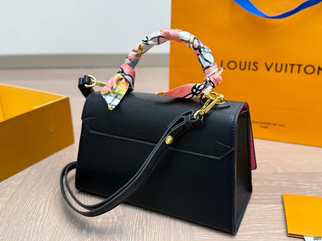 ¥150折叠盒 LV翻盖斜挎包Twist 气场强大又百搭大气的包包 抓住夏日阳光☀️ 时髦又有活力感~ 尺寸25 16