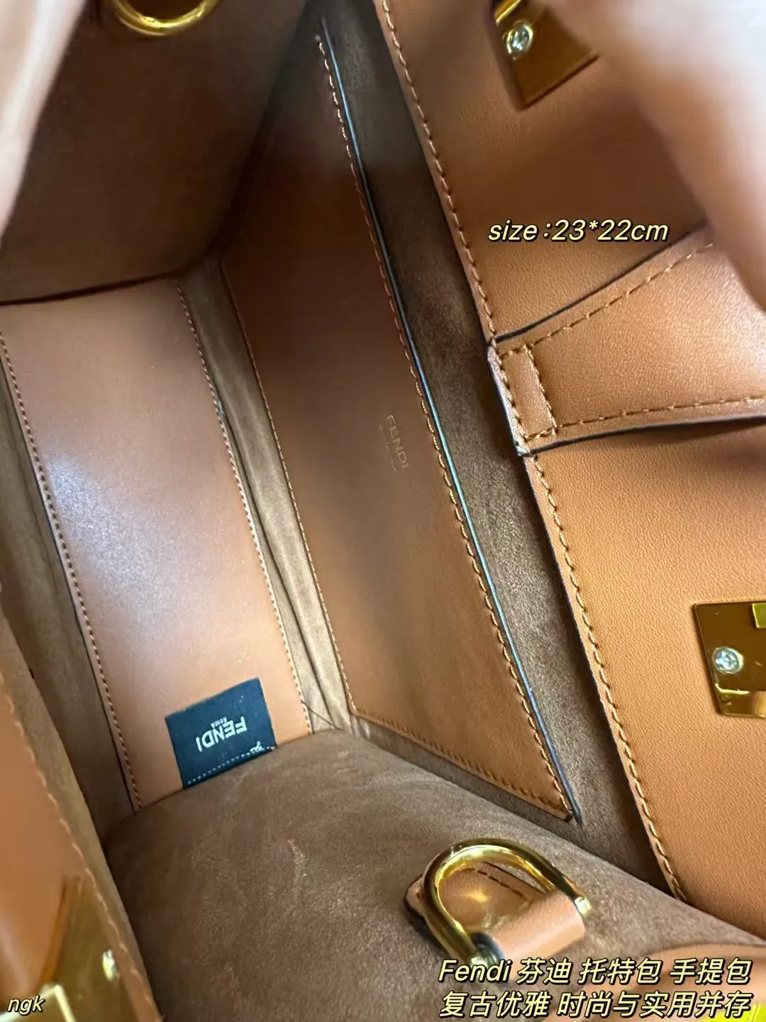 P160 配盒 Fendi 芬迪 托特包 手提包 好看又酷炫的芬迪包包，FENDI 托特包&ldquo;阳光手提袋&rdquo;高级感十足，小小的冲击感中又带有精致与质感，复古风，外观够简约，随便搭配一身，出门立马是焦点。实用与时尚并存，不管是出行游玩或是通勤工作都很适合，衣服牛仔或是简约衬衫以及休闲装都不在话下。 尺寸：23*22CM