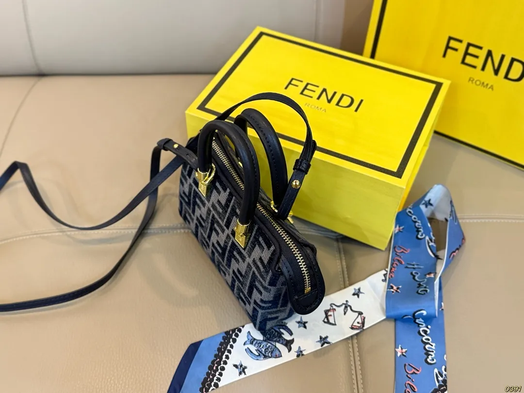 &yen;145折叠盒 芬迪枕头包Mini By The Way系列 fendi小身材大容量 小小只巨可爱 可手提可斜挎 上身可甜可盐！ 尺寸17 12