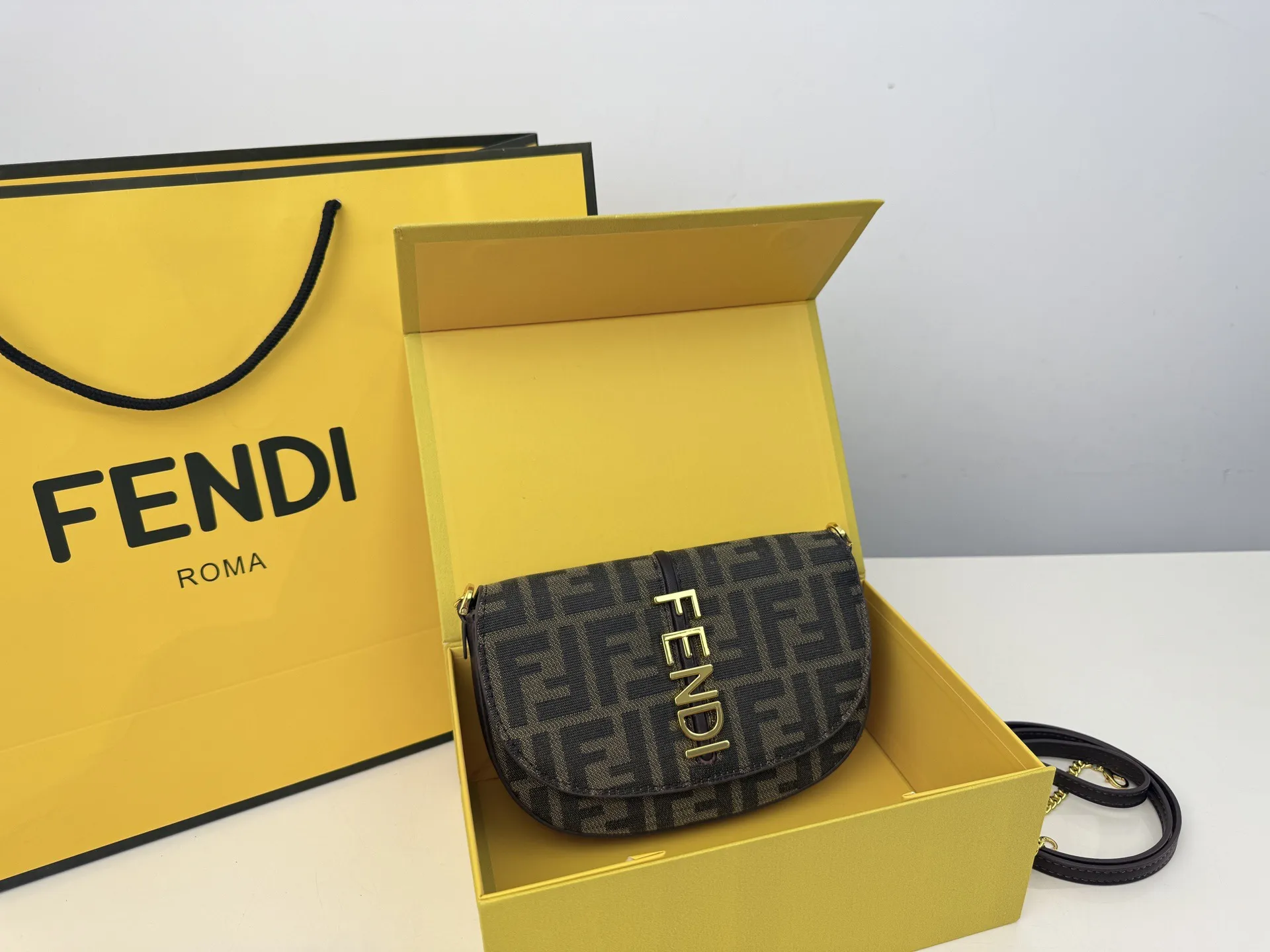 (折叠盒⚠️)p160 Fendi Baguette芬迪包第一眼就觉得砸中了我。加上有一根较长的肩带,非常实用。装个手机,口红,粉饼都毫无压力。看起来虽然不算太大但是绝对很能装。尺寸19 13