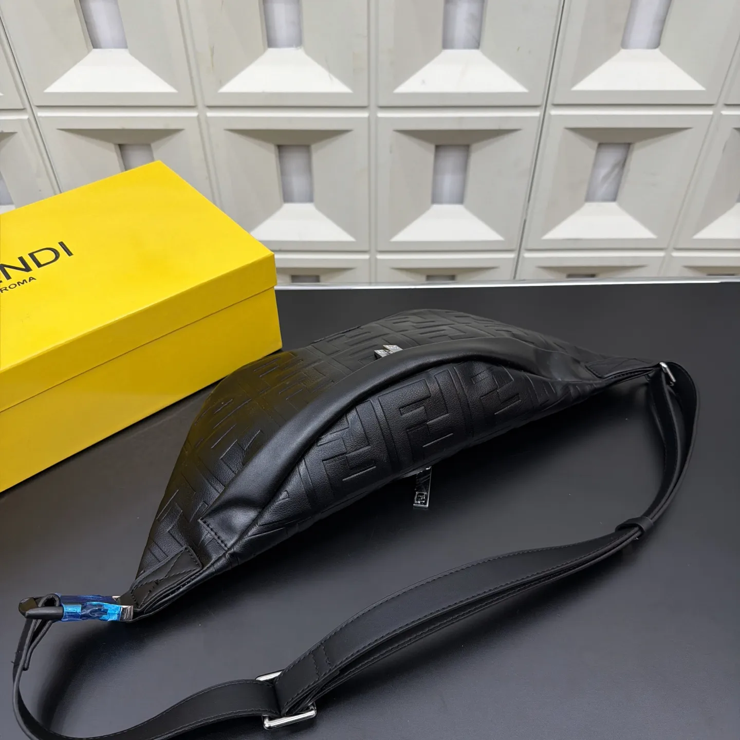 P105 Fendi 芬迪 印花腰包 斜挎胸包 经典百搭 实物拍摄 配送防尘袋 礼盒 30 x 17 cm。