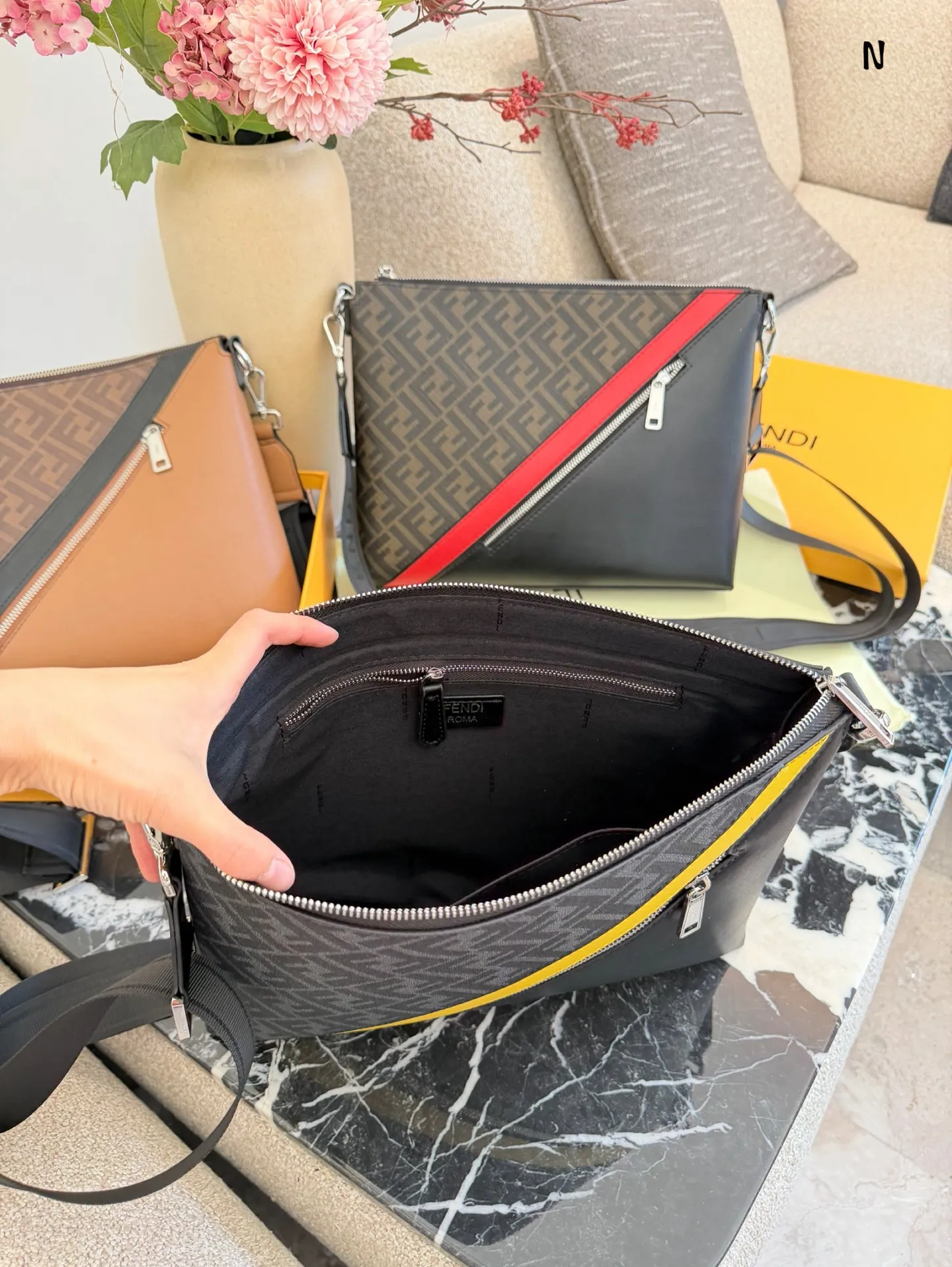 p160 Fendi老花FF 拼皮斜挎邮差包 🔥肩带可以拆 Fendi老花FF 拼皮斜挎邮差包 🔥肩带可以拆卸 做手包 尺寸35 25 内有隔层 轻便实用 男女同款 上身时尚 炫酷 🔥全新 肩带 卡 尘袋 齐全30cm