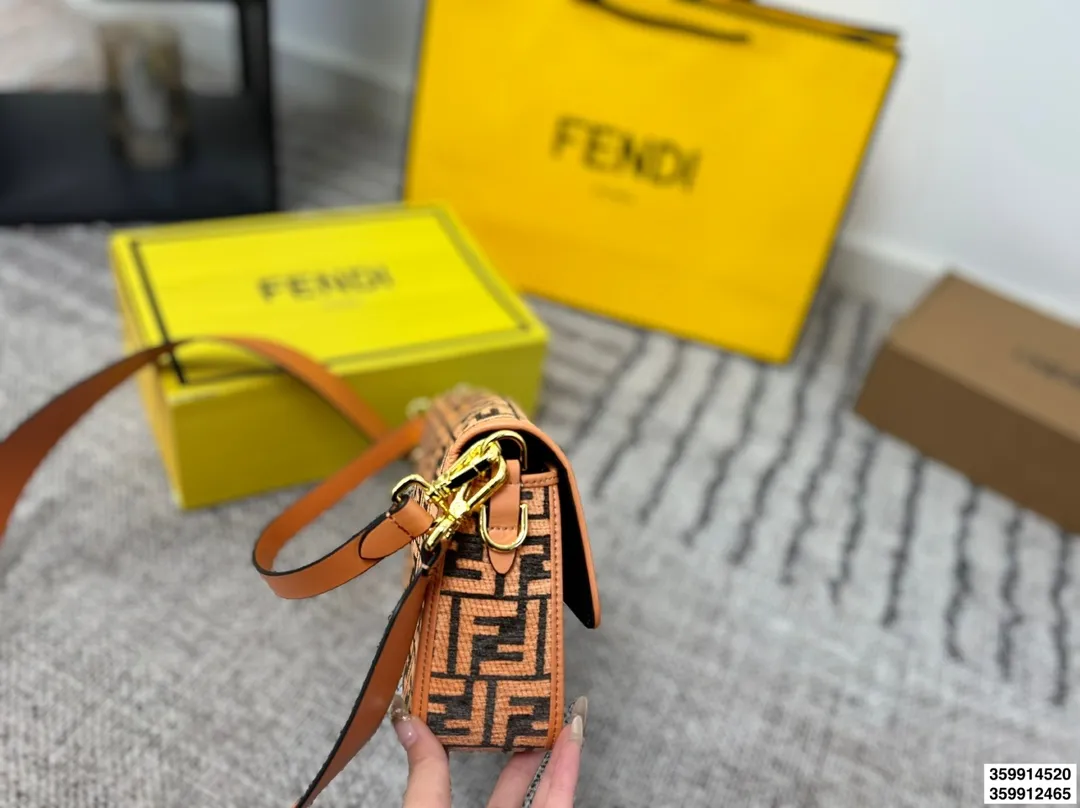 p170 p165配折叠盒 size:27.17/20.13 Fendi芬迪法棍包 (Baguette) 单肩、斜跨都不是问题, 有种慵慵懒懒的街头!!